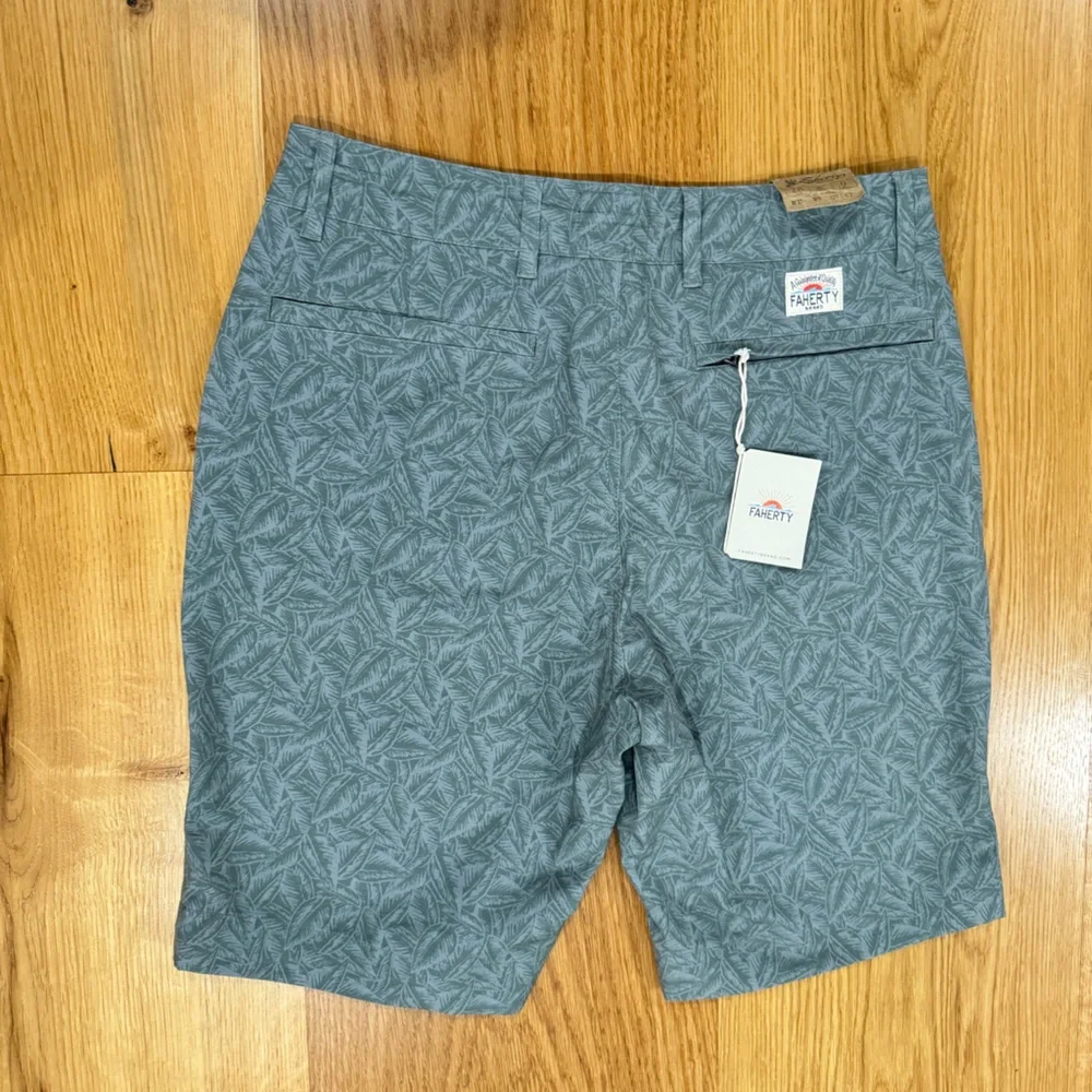 Faherty Men’s All day short size 28 in green leafy print NWT